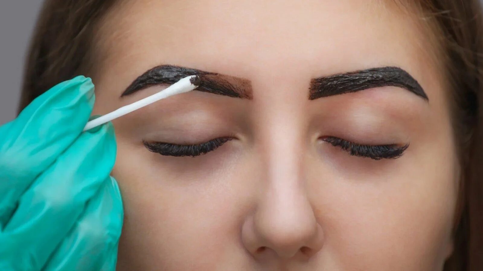 Make brows. Окрашивание бровей хной. Окрашивание бровей краской. Брови Покрашенные краской. Брови Покрашенные хной.