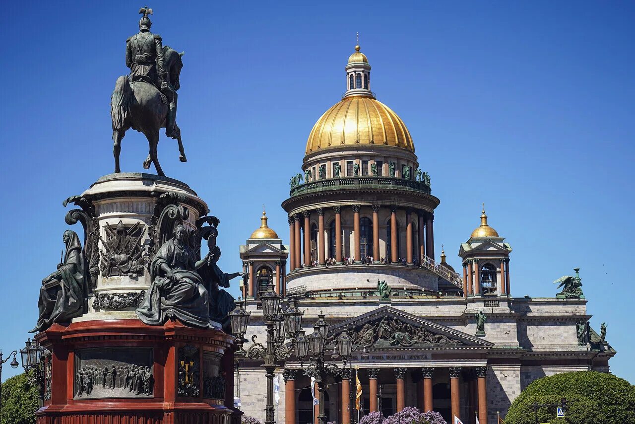 Конная статуя николая 1 клодт. Памятник николаю i исаакиевская площадь. Памятник николаю i у исаакиевского собора. Исаакиевский собор памятник императору. Памятник николаю i исаакиевская площадь.
