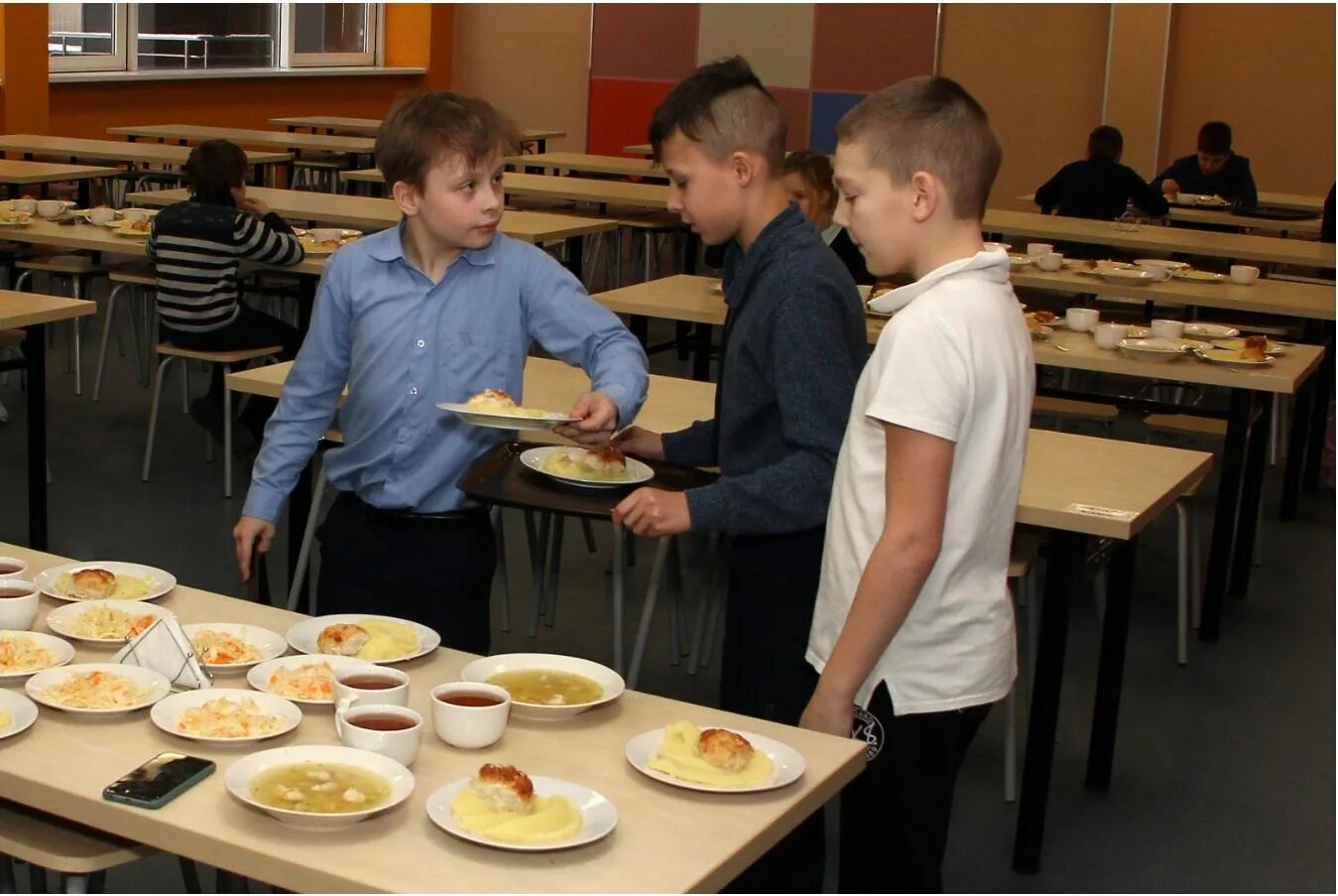 Столовая в школе. Обед в школе. Школьники в столовой. Школьная столовка. Качество питания в школе