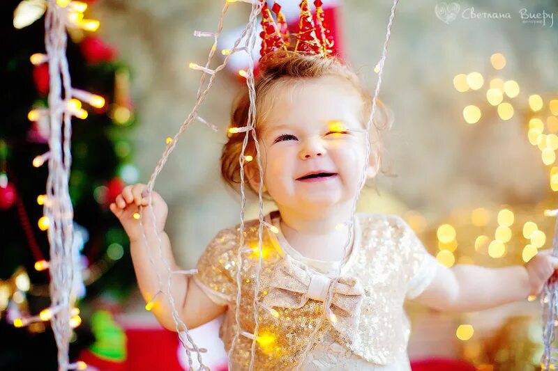 подарок девушке. у ребят на фотографии праздничное настроение. новогодний вечер. праздничное настроение синоним. создание праздничного настроения.