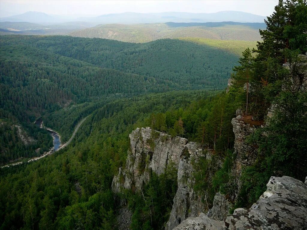 Инзер. Поселок Инзер Башкортостан. Горы по дороге на Инзер. Село Инзер Башкирия фото.