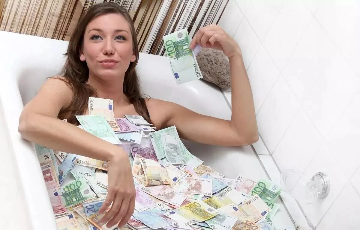 Деньги по женски. Женщина с деньгами. Женщина без денег. Ванна с деньгами.