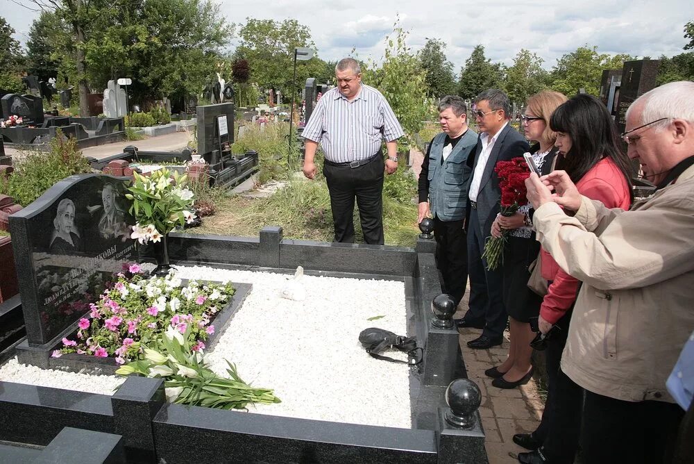 Памятник Любови Полищук на Троекуровском кладбище. Памятники на Троекуровском кладбище. Любовь Полищук участок на кладбище Троекуровском. Могила Любови Полищук на Троекуровском кладбище.