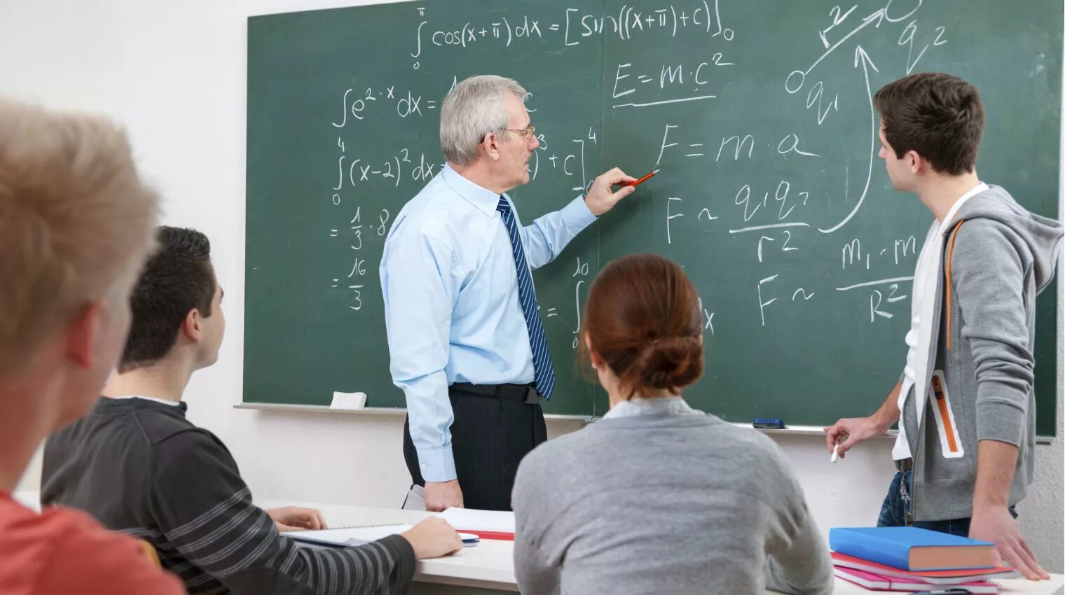 Начальное среднее образование. Преподаватель вуза. Преподаватель и ученик в вузе. Урок в вузе. Преподаватель в университете.