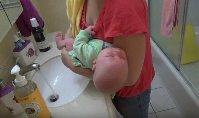 Как правильно держать при подмывании. Подмывание новорожденной девочки. Подмывание девочек новорожденных. Для подмывания новорожденных. Устройства для подмывания малыша.