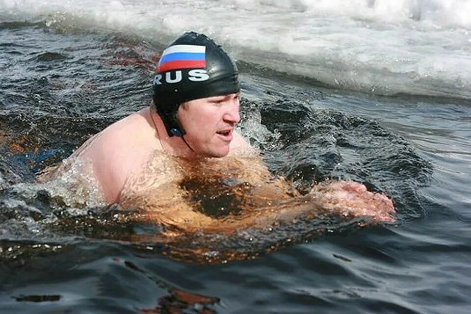 Мочат в холодной воде. Амурские моржи. плавание в холодной воде. пловец в холодной воде. фото зимнего плавания.