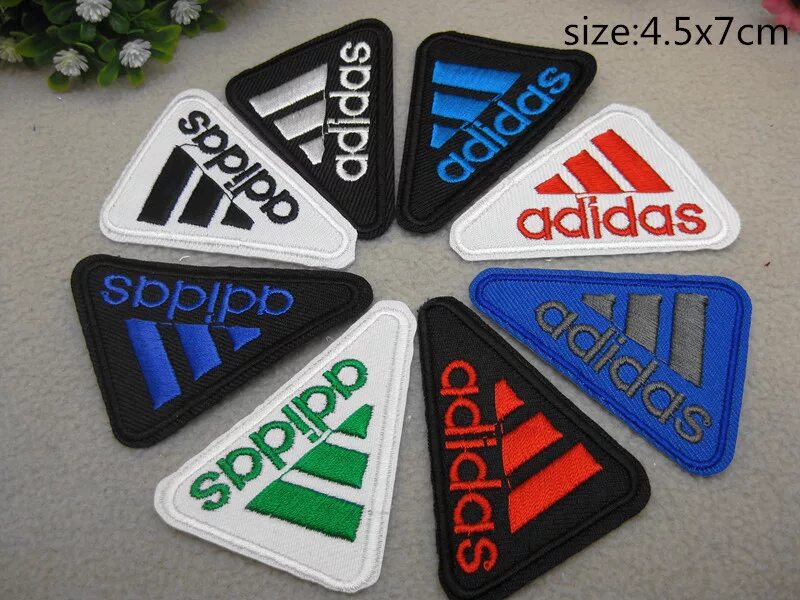 наклейка логотипа на одежду. резиновая нашивка на одежду с логотипом. Adidas шеврон. наклейки с логотипом для одежды. наклейка adidas для одежды.