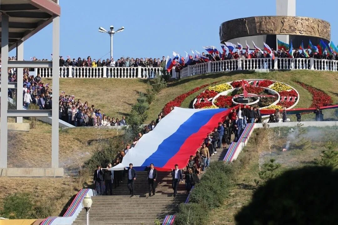 Через черкесск. Амфитеатр зеленый остров черкесск. россия, карачаево-черкесская республика, черкесск. день карачаево-черкесской республики. день республики кчр.