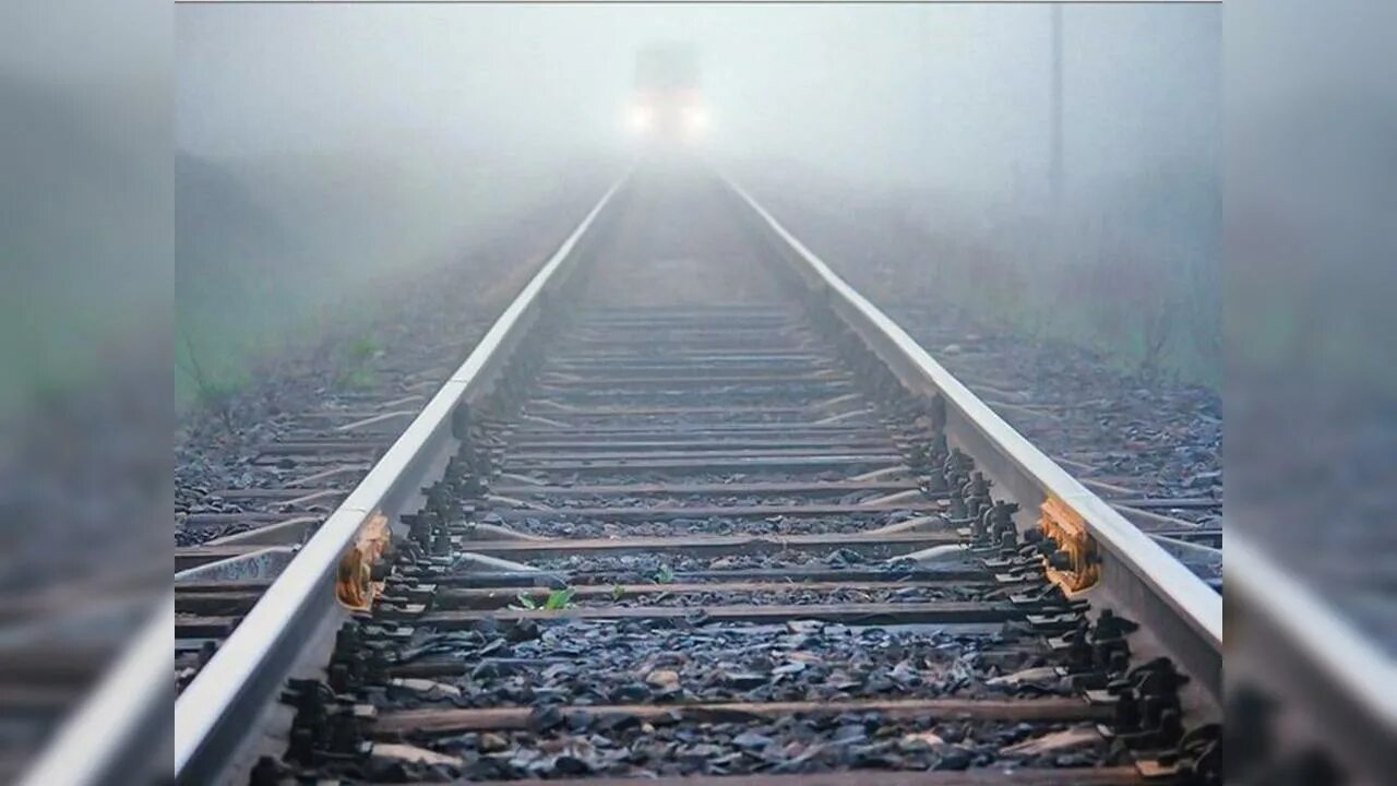 Люди в жизни как поезда. Движущийся поезд. Поезд жизни. Поезд ушел. Поезд летит.