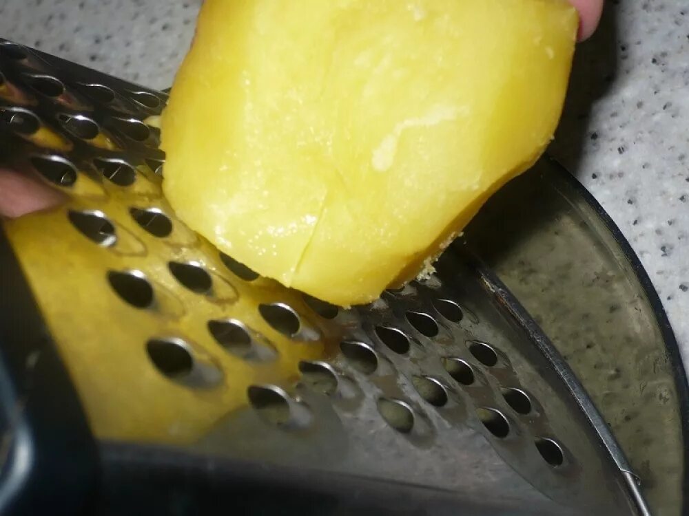 Что можно тереть. Тереть на терке. натирание продуктов на тёрке.. тереть картошку на терке. тонко нарезанный картофель на терке.
