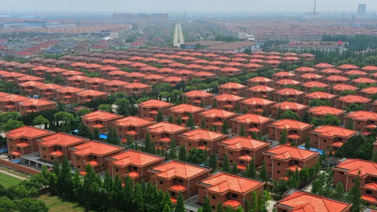 Лесная поляна поселок под москвой. Деревня миллионеров в китае провинция jiangsu. Китайская деревня хуаси. Современная российская деревня. Бруней деревня на воде.