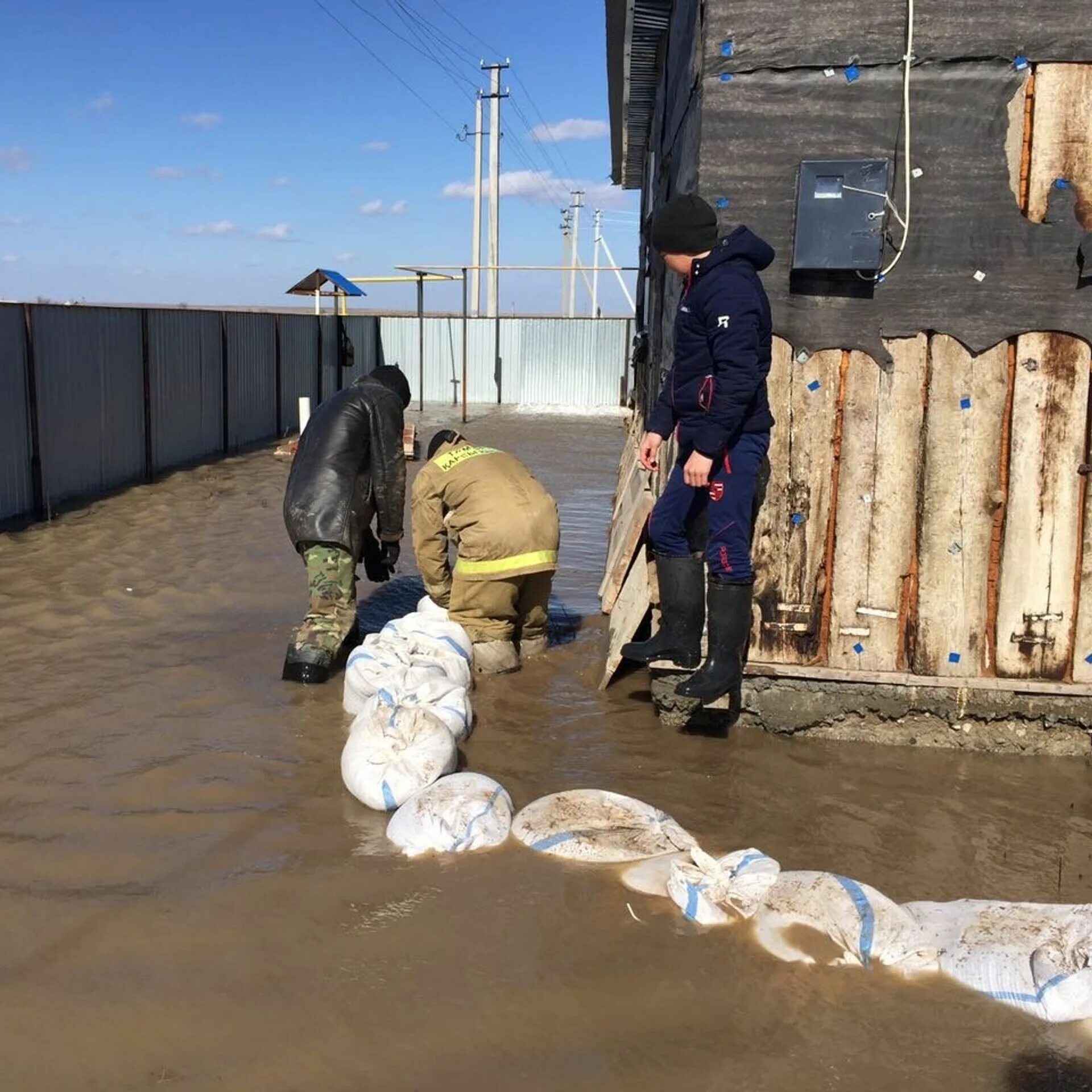 Риск паводка в СКО. Школа в Быстрянке до наводнения. Наводнение Казахстан село Соловьево трактор.