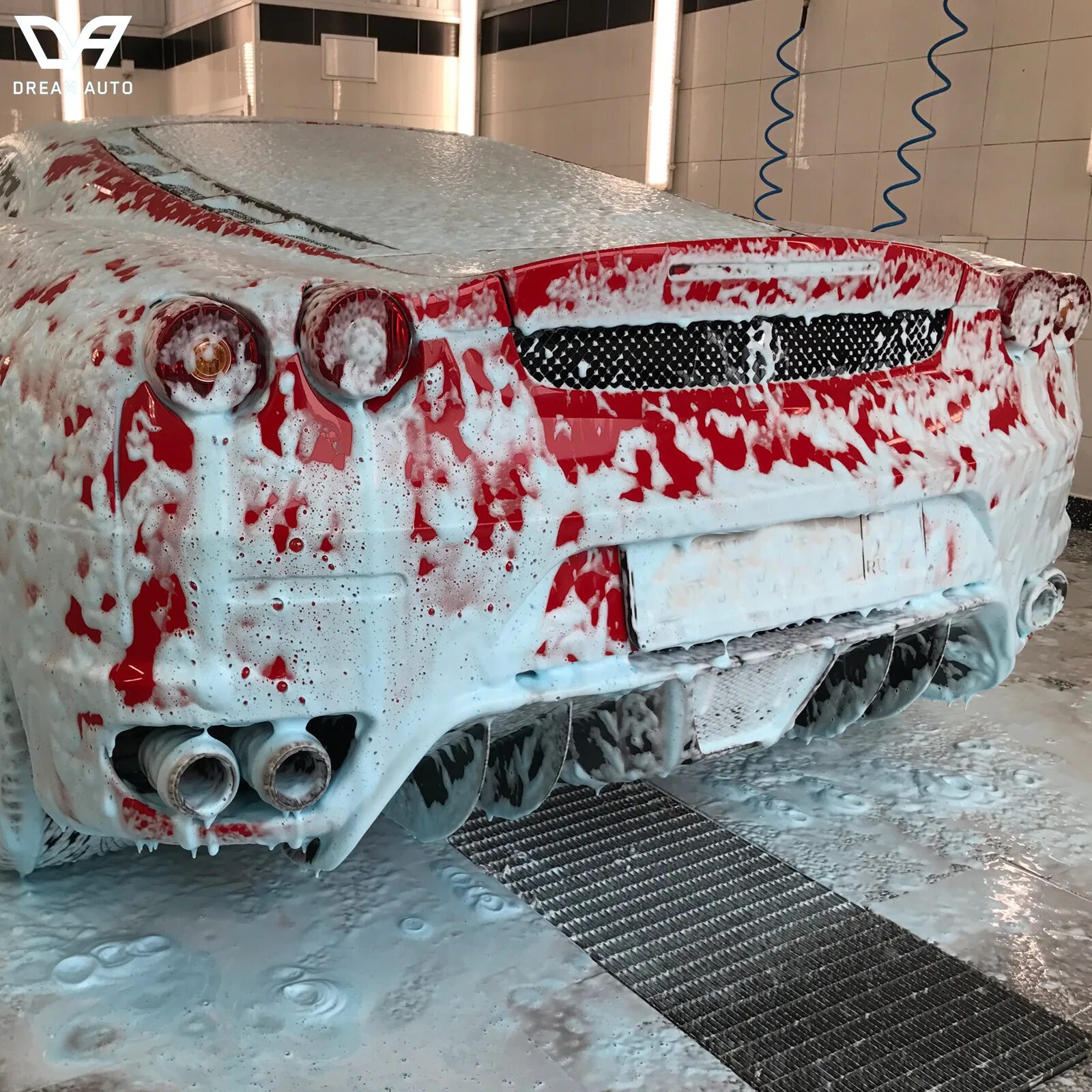 Ferrari автомойка. Мойщик феррари. Феррари роше. Феррари 812 пленка. Ferrari superfast 812 дтп.