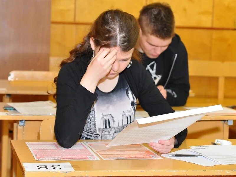 Девятиклассники сдают экзамены. Экзамены в девятом классе. Подготовка к ГИА. Школьники на экзамене. Школьники сдают ГИА.