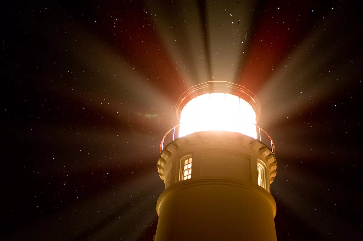 Светящийся маяк. Прожектор маяка. Маяк светит ярко. Свет маяка. Фонарь маяка.