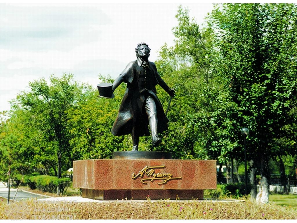На какой улице стоит памятник. Памятник пушкина в астане. памятник пушкину в астане. монументальная скульптура пушкина. ковальчук пушкин скульптура.