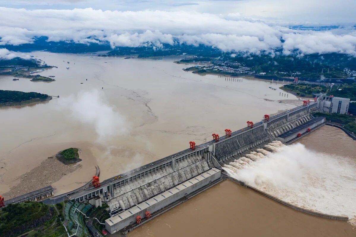Плотина в китае. Три ущелья ГЭС Янцзы. Плотина на Янцзы. Три ущелья Китай на реке Янцзы. Наводнение Янцзы.