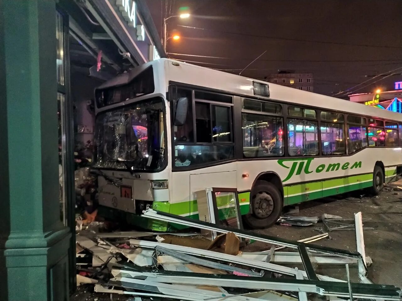 Улица горького автобусы. ДТП Калининград автобус. Автобус въехал в автобус в Калининграде. Происшествие в автобусе в Калининграде. Авария автобуса в Калининграде.