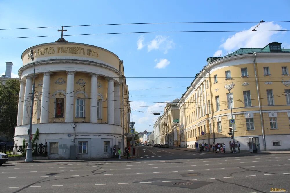 Большая Никитская улица Москва. Большая Никитская достопримечательности. Храм в Столешниковом переулке в Москве. Большая Никитская улица достопримечательности. Большая никитская история