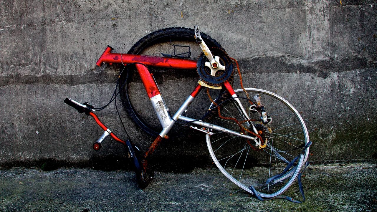 Broken bike. Поломанный велосипед. Ржавый велосипед. Разбитый велосипед. Велосипед сломался.