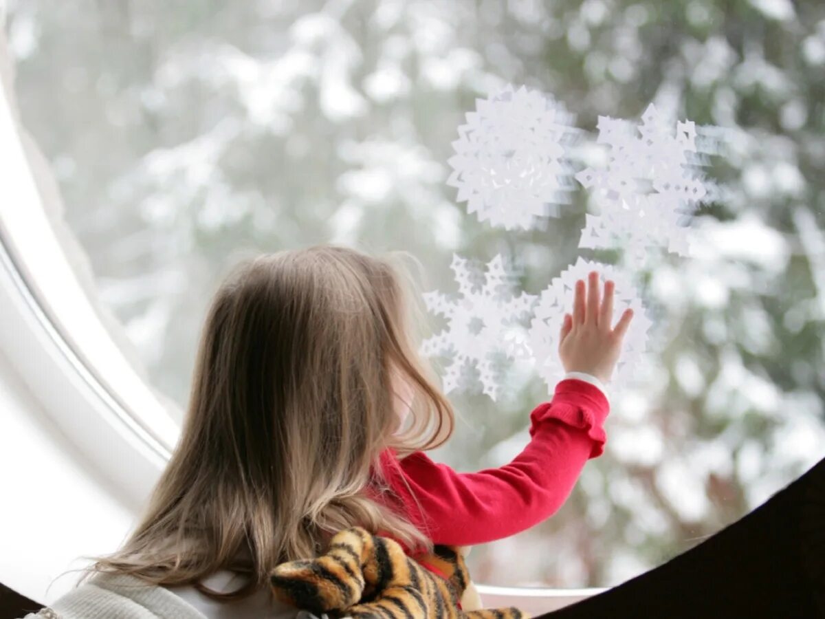 Вы как зимнее воспоминание. Снежинки для детей. Девочка в ожидании новогоднего чуда. Новогоднее чудо дети. Девочка со снежинкой в руках.
