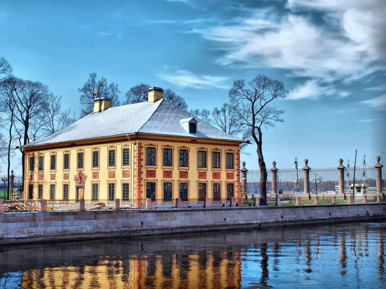 Спб первый. Летний дворец Петра 1 в Санкт-Петербурге. Летний дворец Петра i Доменико Трезини. Летний дворец Петра 1 в летнем саду. Летний дворец Петра i, Архитектор д. Трезини;.