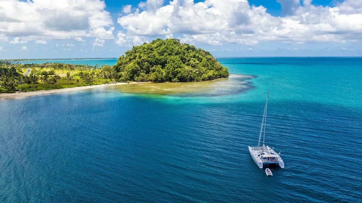 Острова и море. Остров в океане. Море остров яхта. Остров посреди моря. Boat island