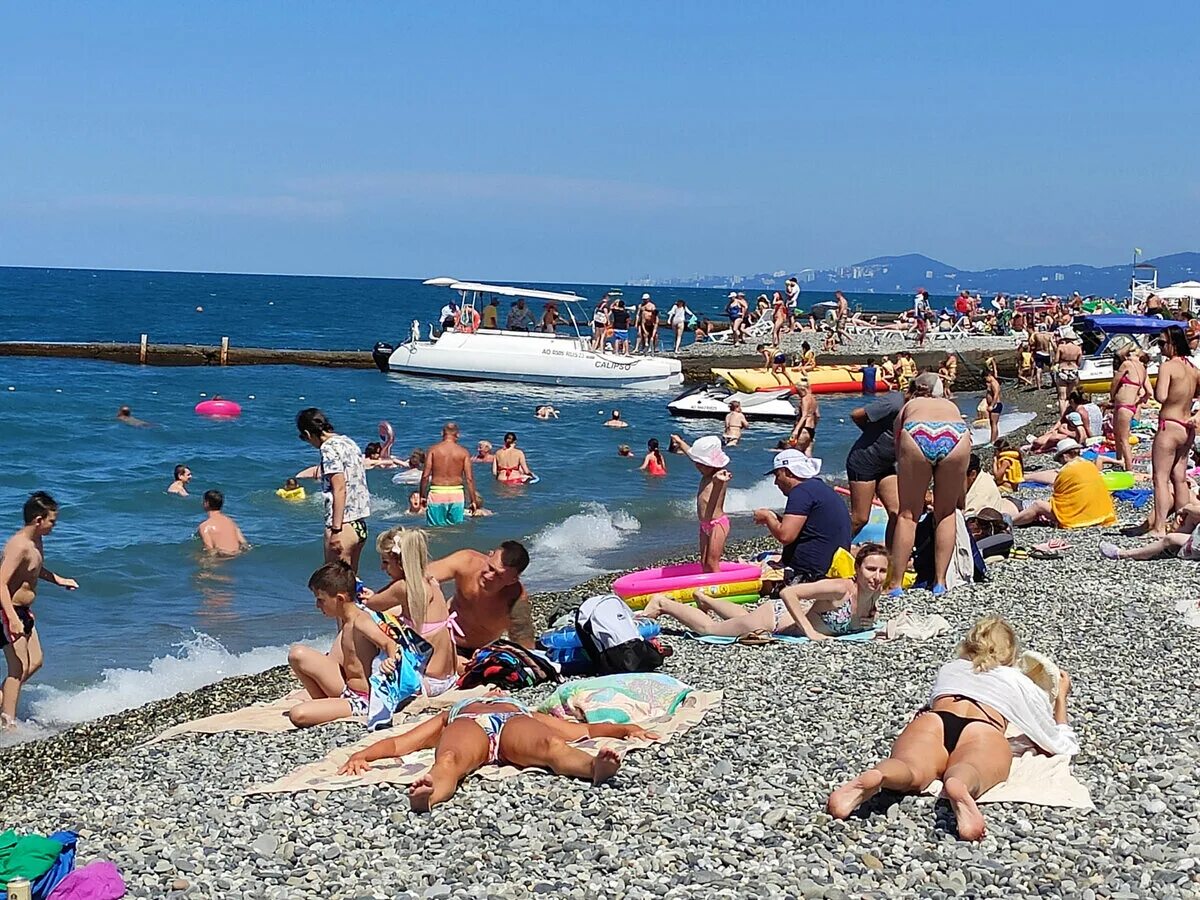Можно в сочи в июне. Сочи пляж. Черное море пляж. Сочи летом пляж. Черное море Сочи.