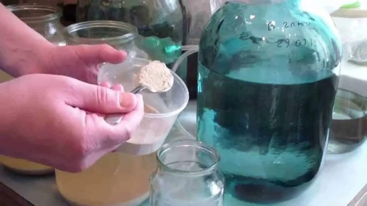 Очистка самогона после перегонки. Очистка самогона молоком. очиститель самогона бентонитом. мутный раствор в емкости. очистка самогона от сивушных масел.