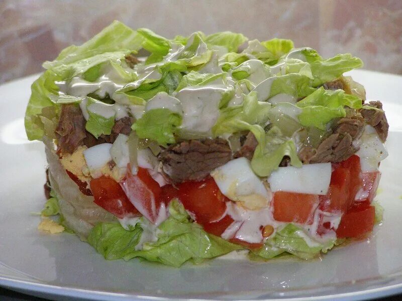 Салат сюрприз. Салат сюрприз мясной. Салат Айсберг с мясом. Салат бутерброд растение. Салат витаминный с мясом.