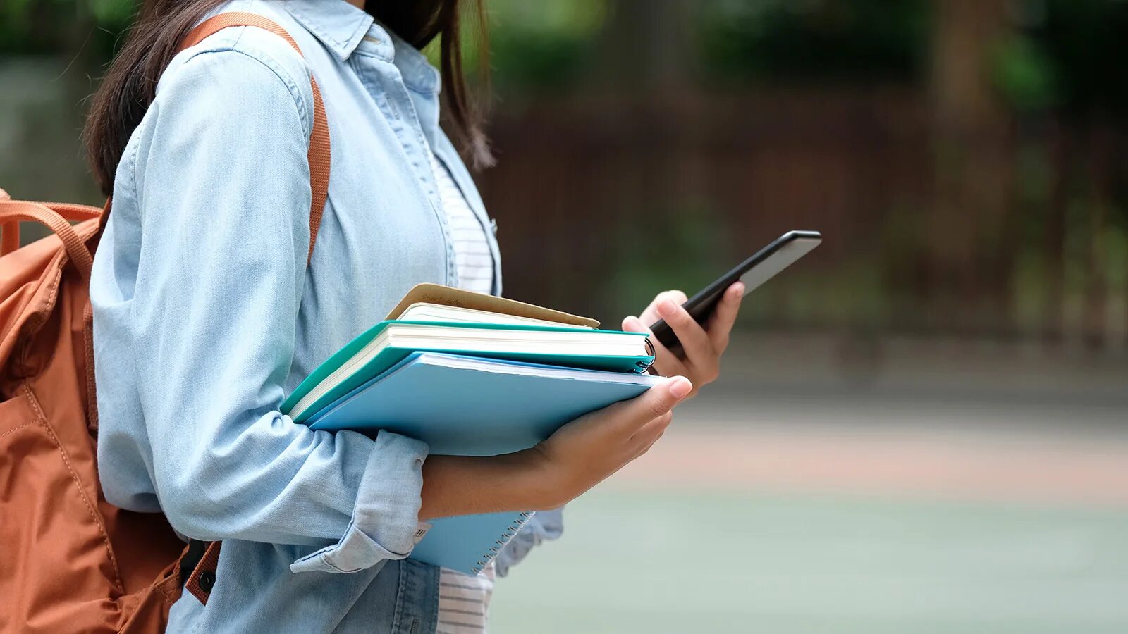 Back to college. Книги. Back to School кампус. Девушка держит книгу. Student Walking with book.