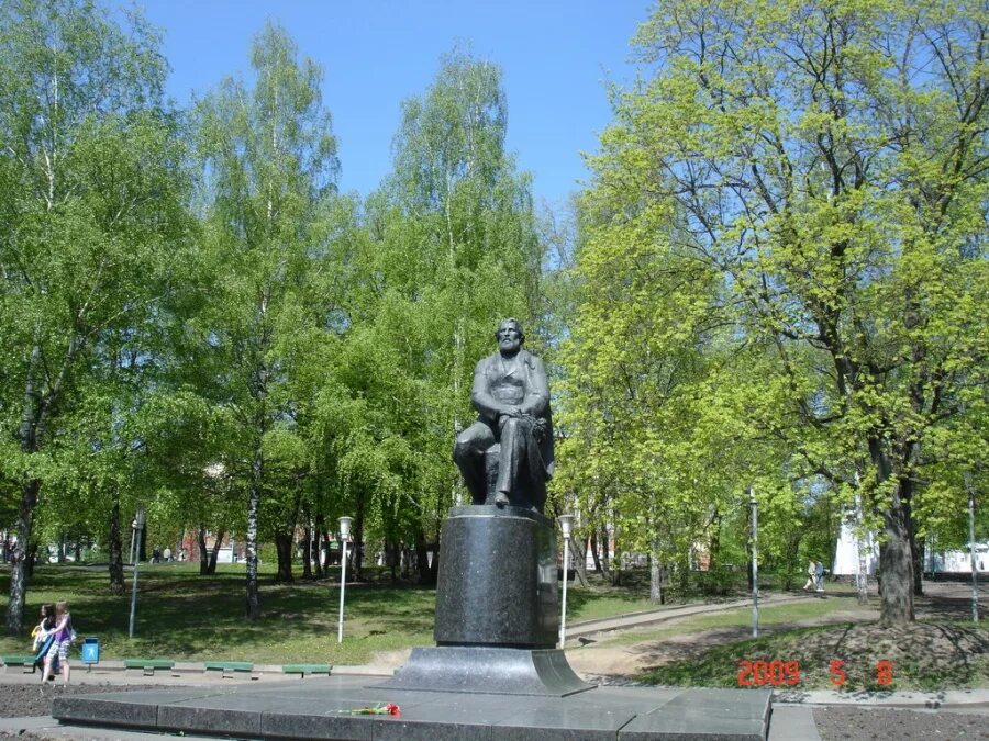 Сквер дмитрия михайлика. Кремлёвский парк рязань парк. Памятник сквер. Кремлевский сквер рязань. Парк ломоносова магнитогорск.