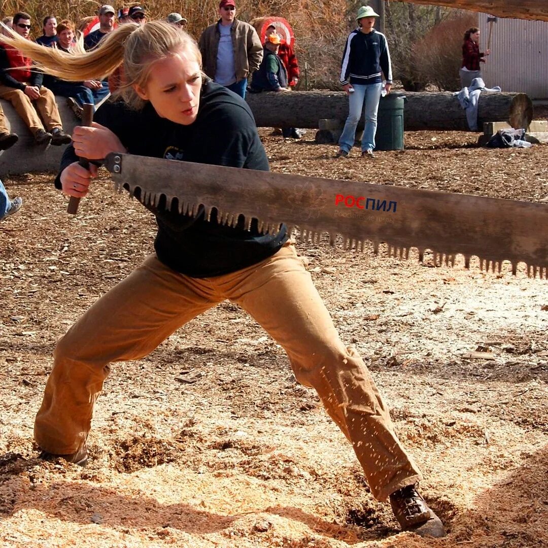 баба пилит мужика. женщина с бензопилой. женщина пилит. человек с молотком. пила плотника.