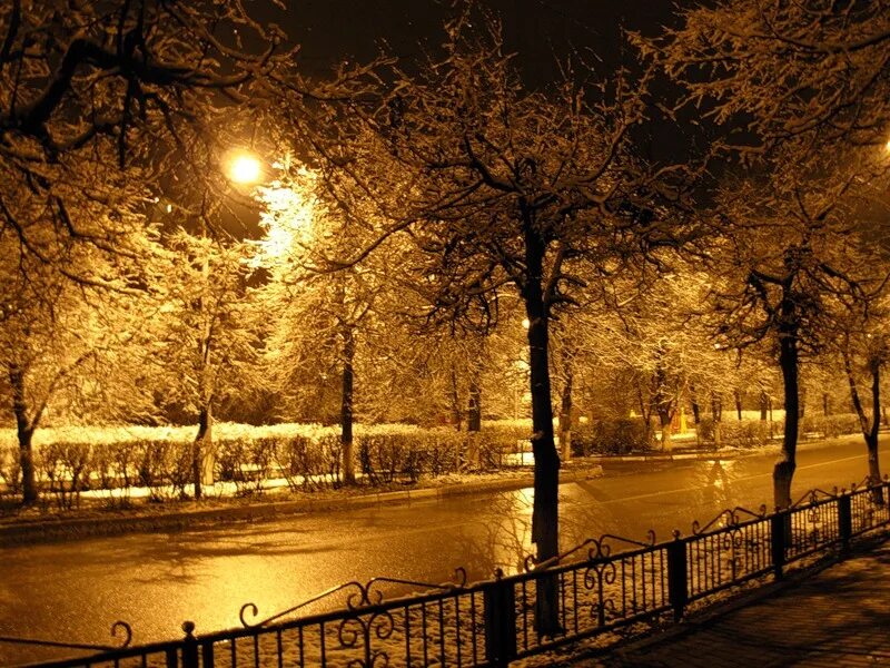Красивая ноябрьская ночь. Поздняя осень в городе вечером. Вечер осень снег. Ноябрьский вечер в городе. Ночной ноябрь.