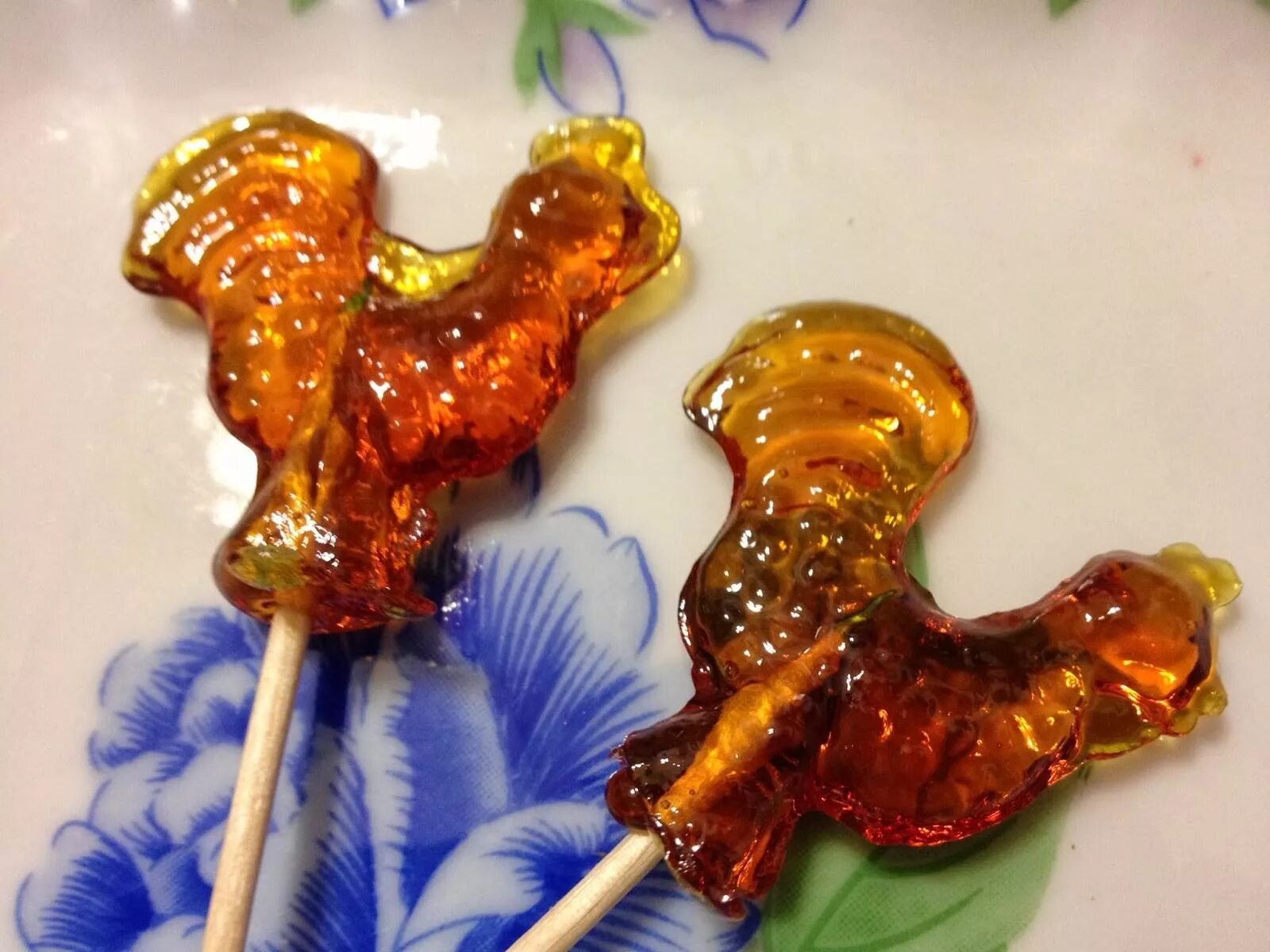 петушок на палочке рецепт в домашних. петушок сахарный леденец. формочки для леденцов из сахара. леденцы на палочке из сахара. леденцы из сахара.