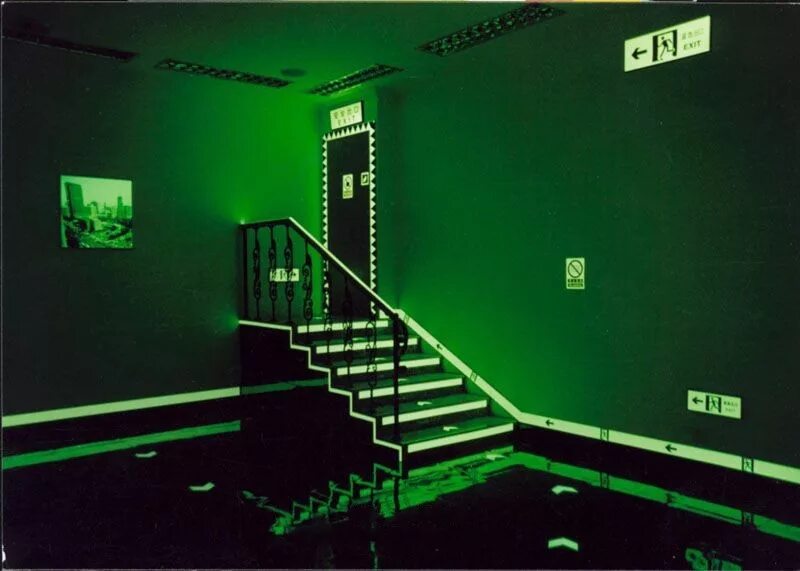 Фотолюминесцентные эвакуационные системы и их элементы. Фотолюминесцентная табличка. Фотолюминесцентная эвакуационная лента на полу. Фотолюминесцентных эвакуационных систем и их элементов. Минимальная ширина эвакуационного коридора.