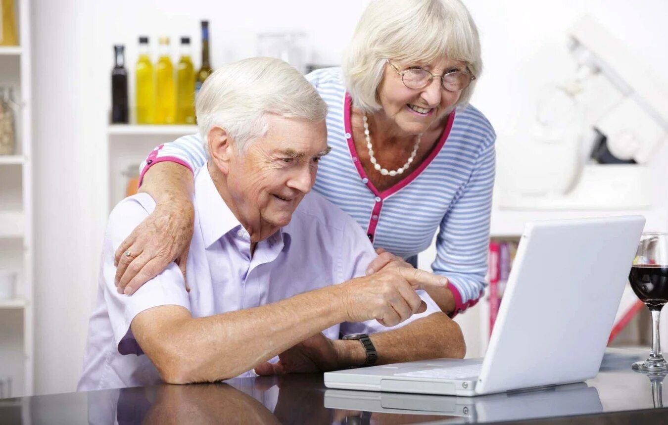 Пожилой человек за компьютером. Пенсионер за компьютером. Пожилые люди. Пожилые люди и компьютер.