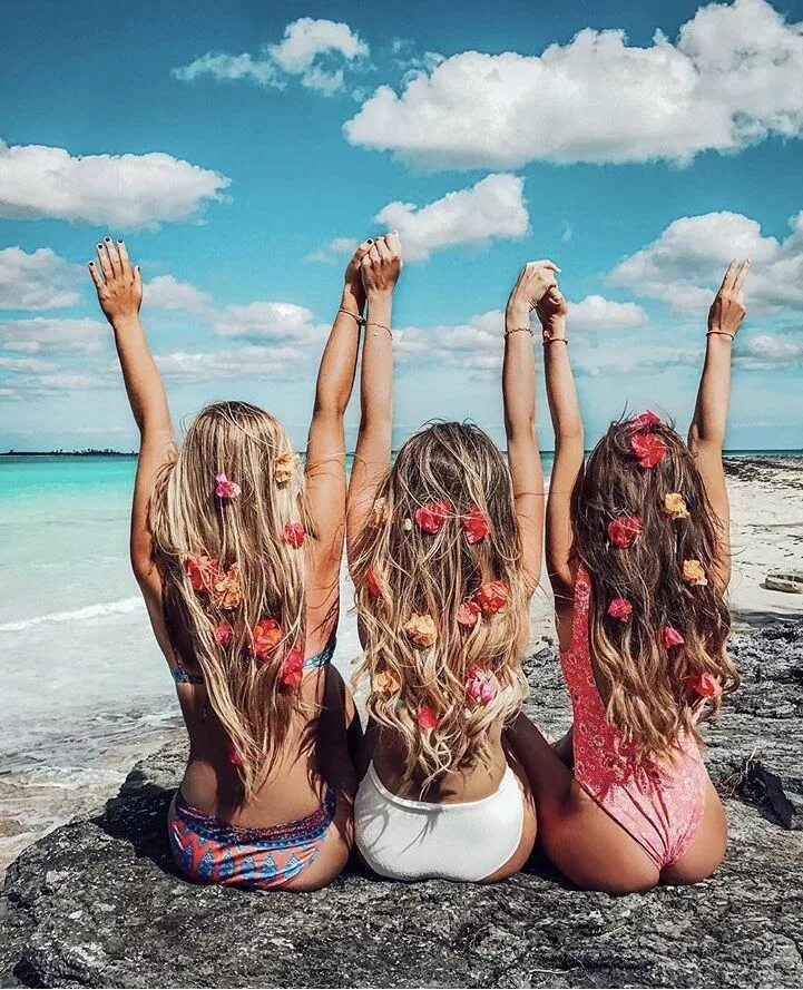 Девушка-море. Девушка на пляже. Лето море девочки. Подружки на пляже.