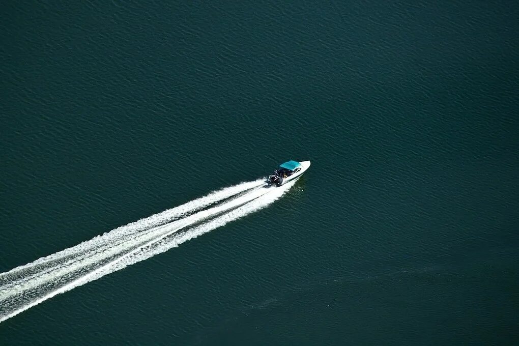 Волна за катером. Волны от судна. Корабль рассекает волны. Волны от лодки. След от идущего судна.