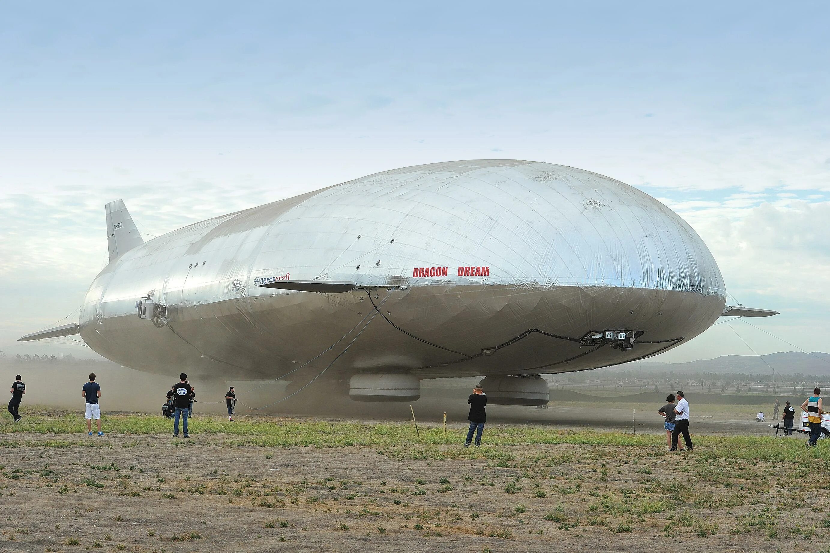 Размер самого большого дирижабля. Airlander 10 — гибридный дирижабль. Самый большой дирижабль в мире. Самый большой дирижабль в мире. Самый большой аэростат в мире.