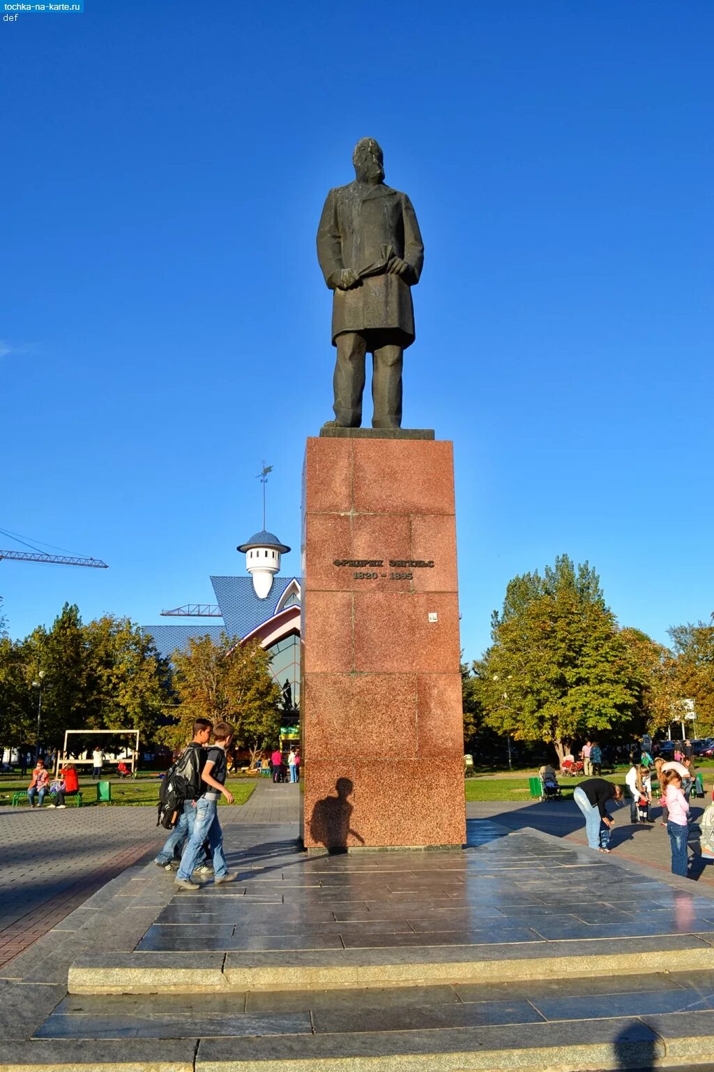 Г энгельс отзывы. Памятник Фридриху Энгельсу Энгельс. Памятники города Энгельса памятники города Энгельса. Город Энгельс Фридриха Энгельса памятник.