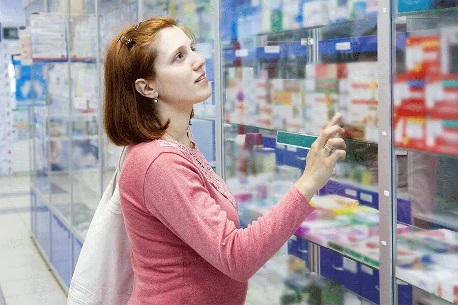 Покупатель в аптеке. Аптека лекарства. Женщина в аптеке. Человек и лекарство.
