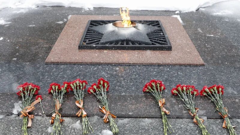 Дума Ставропольского края - В День Победы краевые депутаты возложили цветы к мем