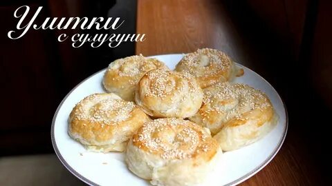 Улитки с творогом из слоеного теста