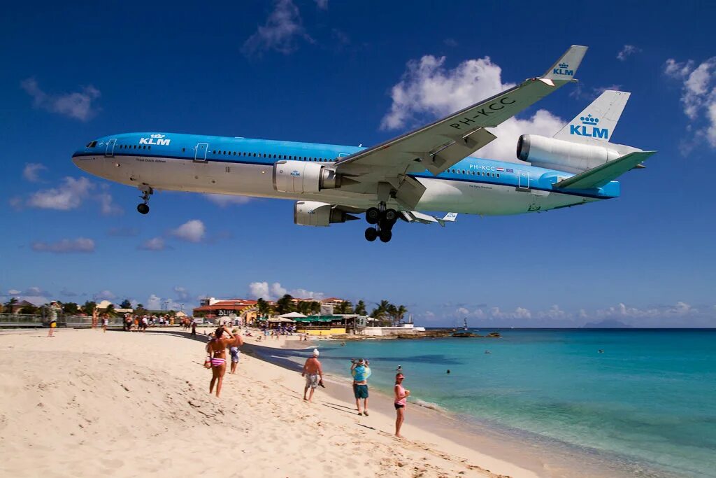 аэропорт принцессы юлианы на острове. аэропорт принцессы юлианы остров святого мартина. самолет садится над пляжем. аэропорт принцессы юлианы на острове сен-мартен. махо бич пляж на острове сен-мартен.