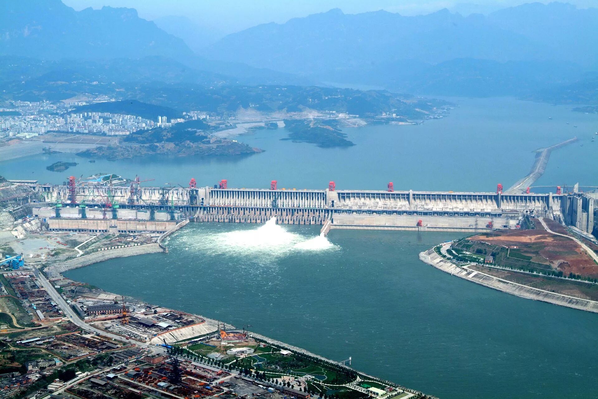 Плотина в китае. Плотина три ущелья в Китае. ГЭС «три ущелья» («Санься»). Три ущелья ГЭС Янцзы. Самая большая ГЭС В мире три ущелья.