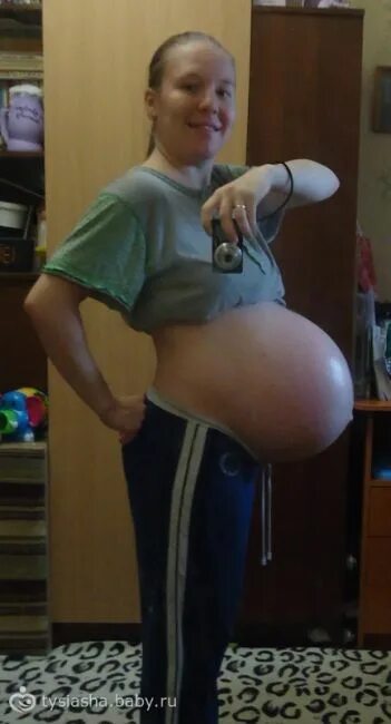 35 недель тяжело. Женщины беременные двойней. Большой живот при беременности. Огромный живот беременной. Вытянутые животы беременных.