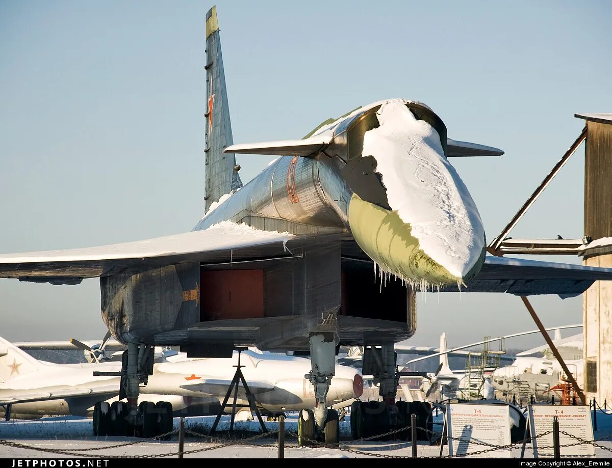 Самолет сотка. Т-4 самолёт. Самолет сухого т-4. Sukhoi t-4. Бомбардировщик сухой т4.