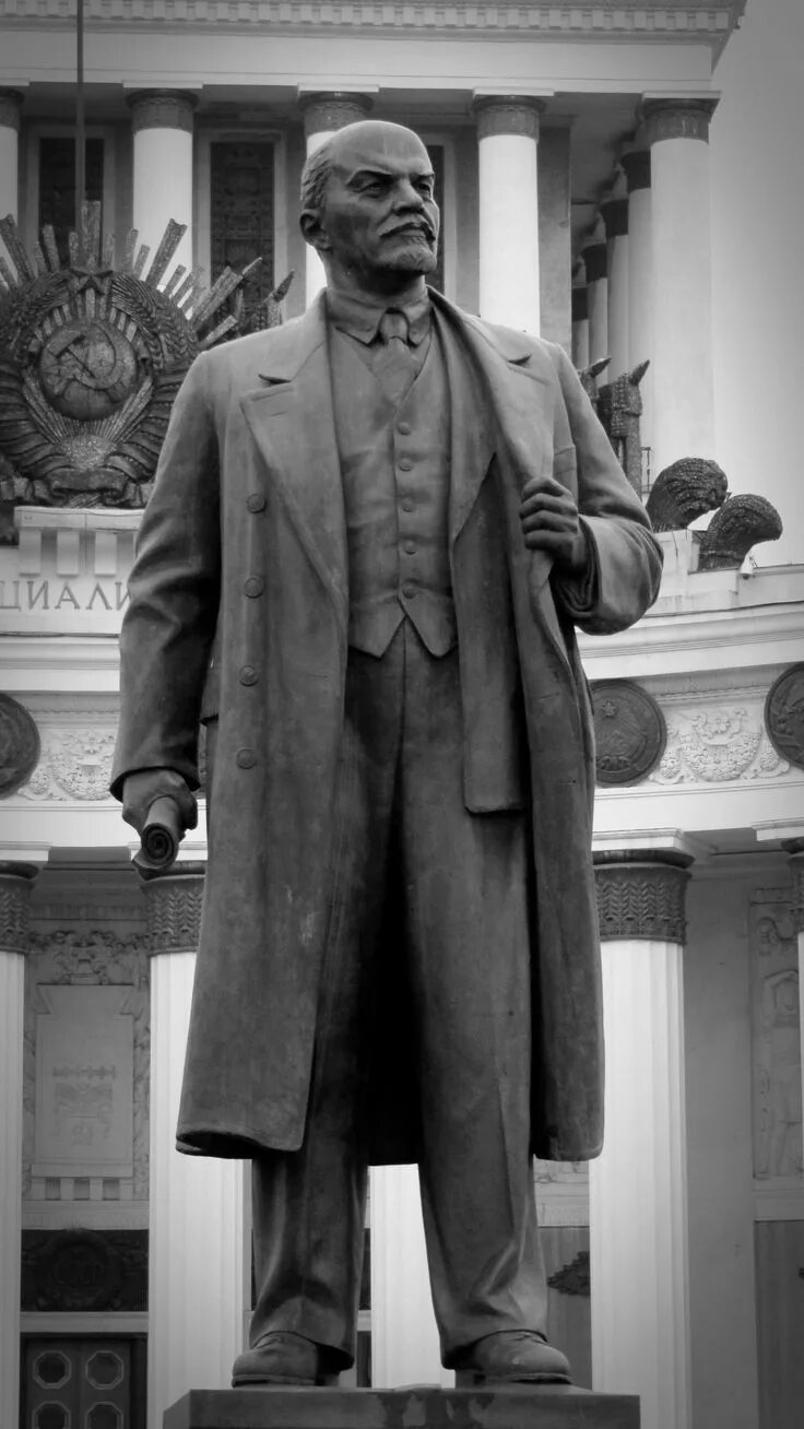 В каком городе стоит ленин. Ленин в полный рост.