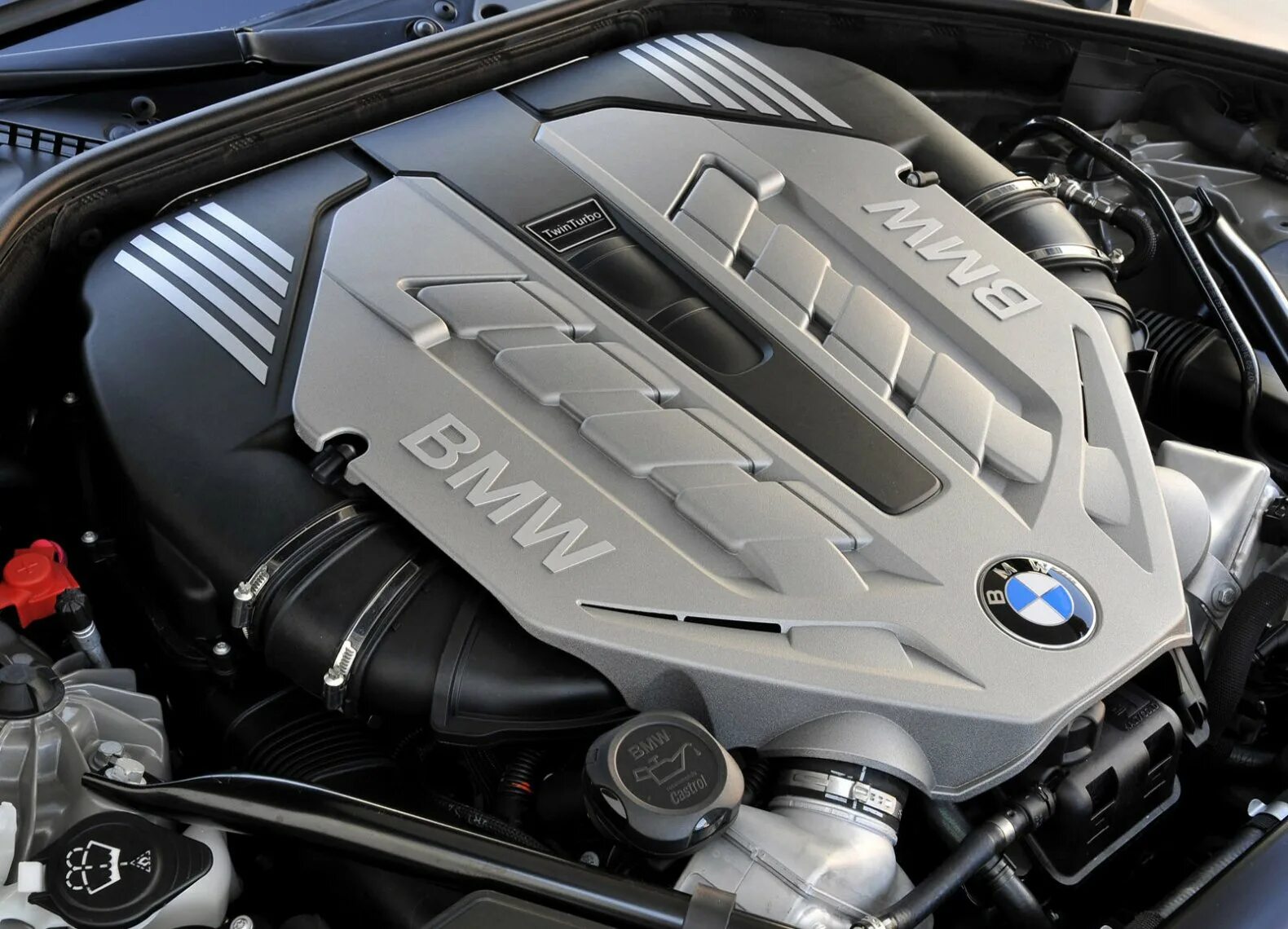 Новые двигатели бмв. Мотор БМВ 4.4. 750 BMW мотор. БМВ 750li мотор. BMW 750 li двигатель.